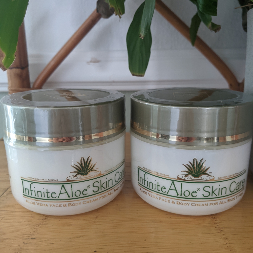 Infinite Aloe Vera Moisturizing Cream - White and Silver